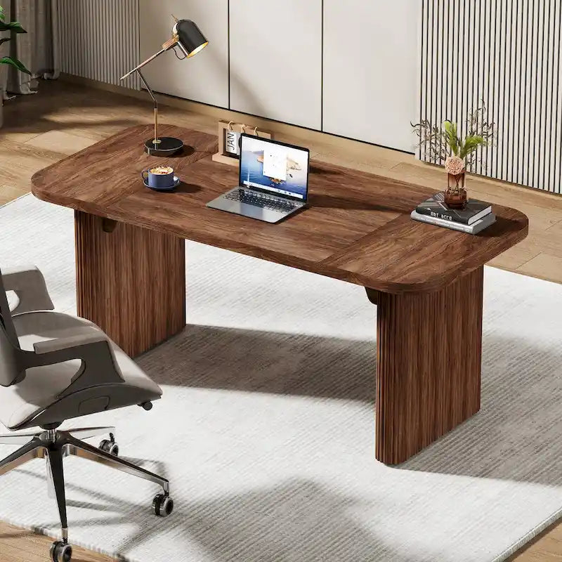 Bureau d'ordinateur simple de direction moderne