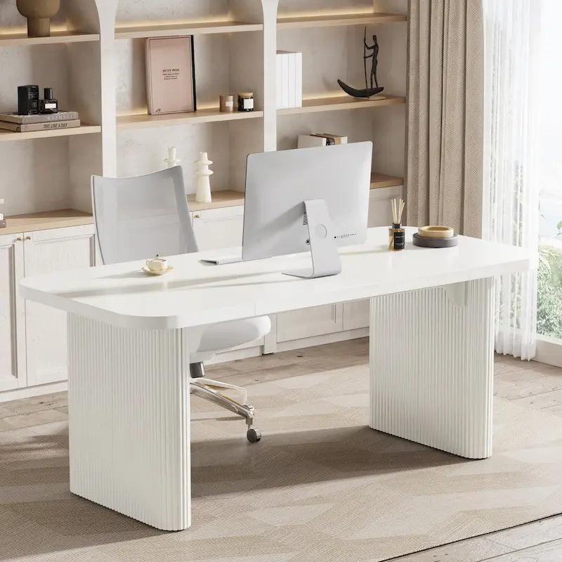 Bureau d'ordinateur simple de direction moderne